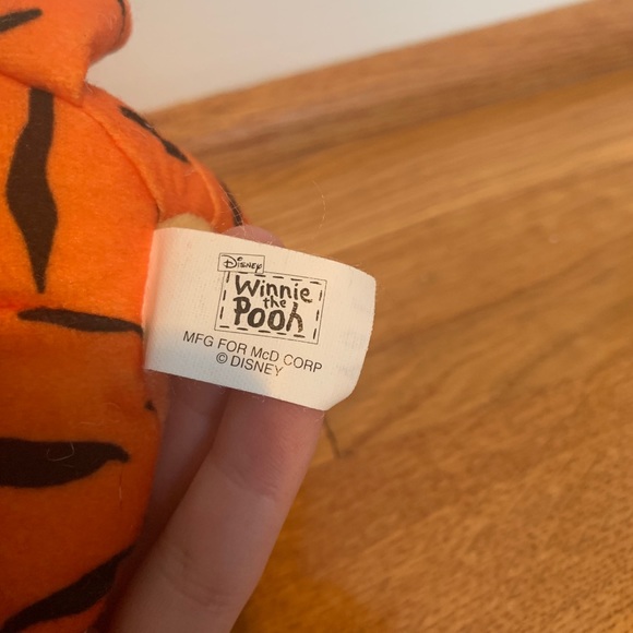 Winnie the Pooh Tigger finger puppet - Picture 3 of 5